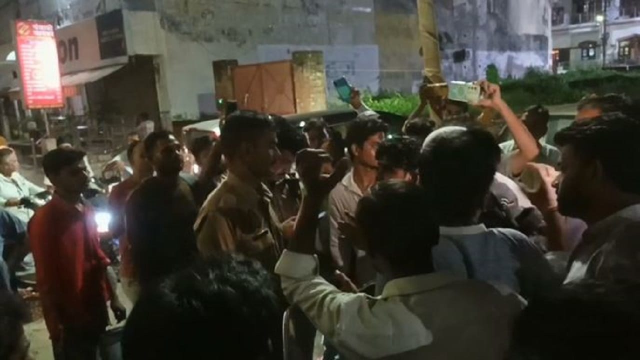 घटना के बाद मौके पर जुटी भीड़