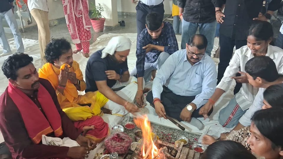 स्थापना दिवस पर हवन