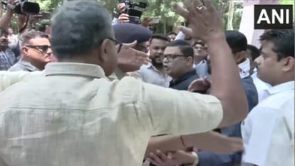 प्रेस क्लब के बाहर भिड़े बीजेपी-कांग्रेस कार्यकर्ता