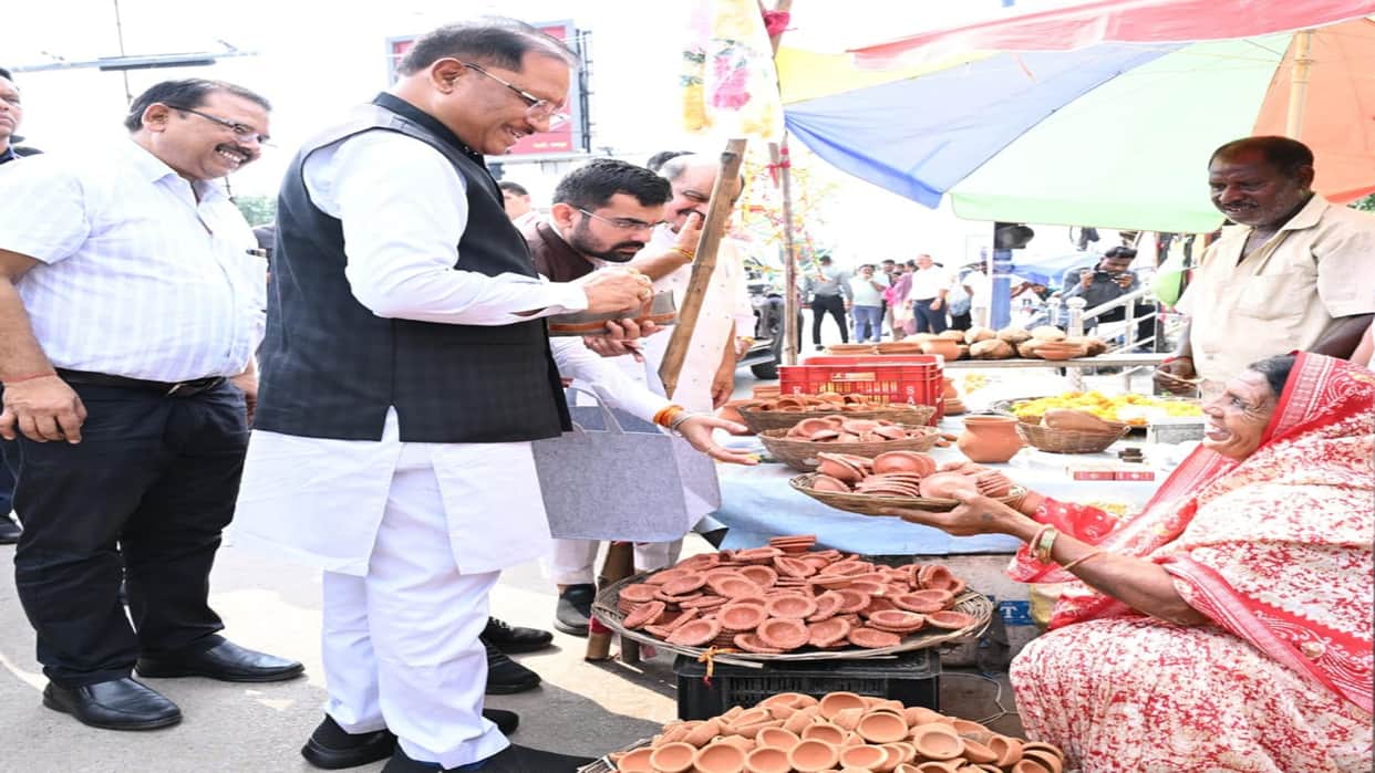 CM convoy suddenly stopped; met Meera selling diyas; bought a 'blessing lamp' for Rs 1000 in Raipur