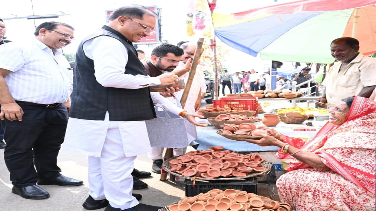CM convoy suddenly stopped; met Meera selling diyas; bought a 'blessing lamp' for Rs 1000 in Raipur