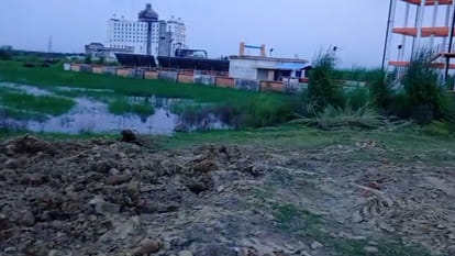 Kanpur: Soil from illegal mining in a grazing ground dumped on private land; JCB seized