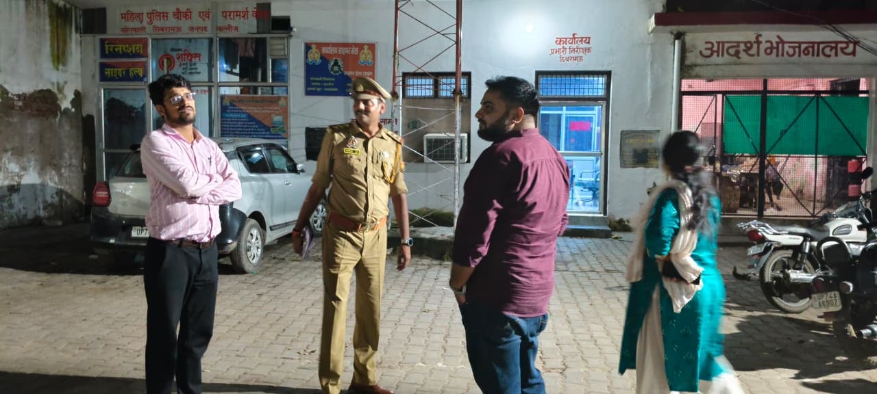 जानकारी देते बीईओ आनंद द्विवेदी व डीसी रोहित तिवारी