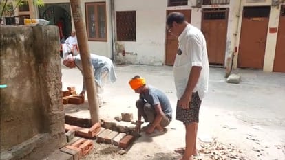 Kanpur Barra-6 Residents Collect Donations and Build Drain After PWD Fails to Act