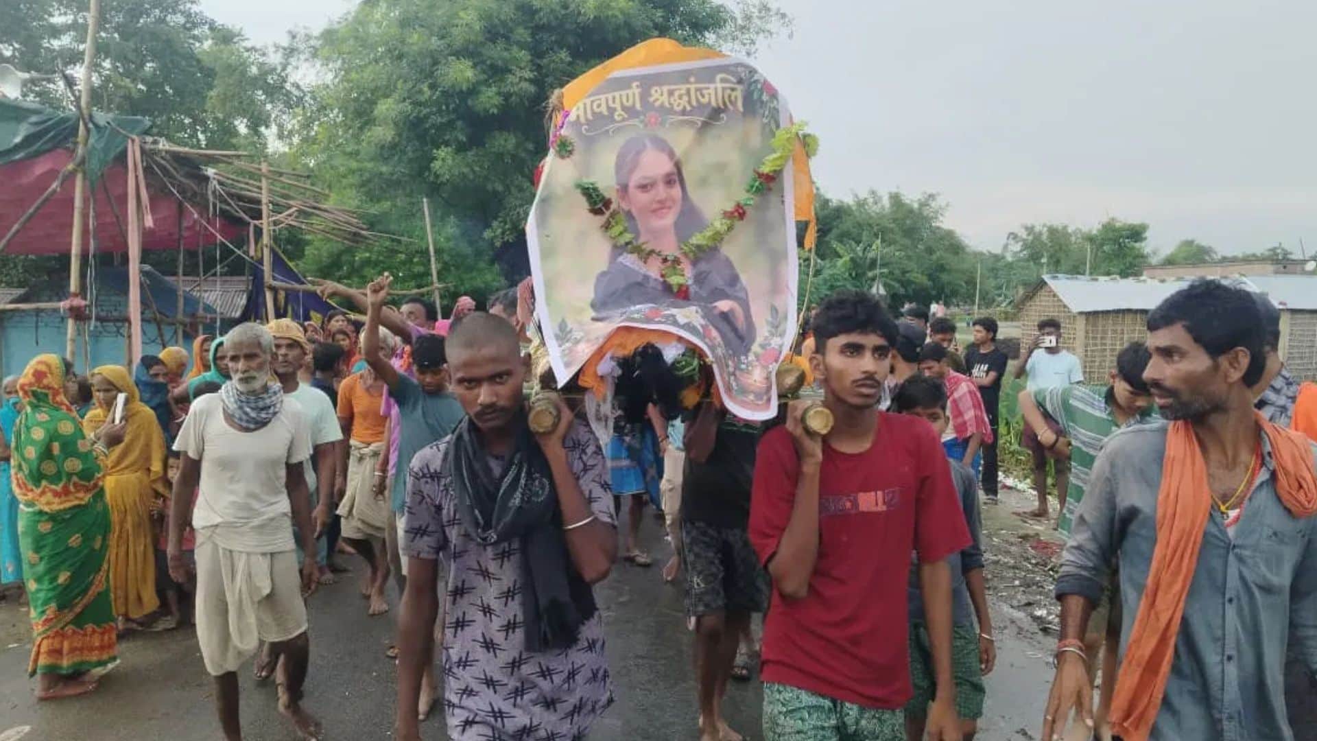 जिंदे में शव यात्री निकालते परिजन दाह संस्कार करते परिजन