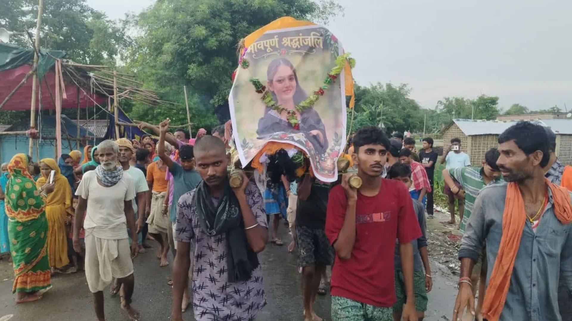 जिंदे में शव यात्री निकालते परिजन दाह संस्कार करते परिजन