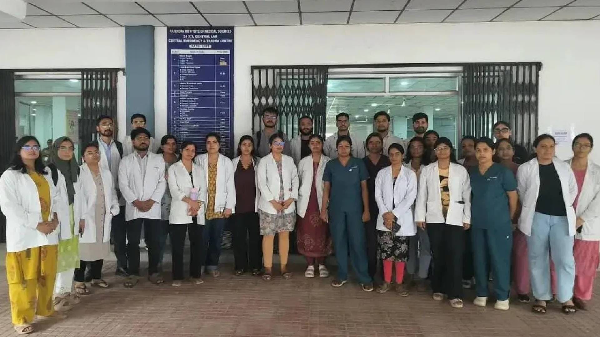 प्रदर्शन करते हुए डॉक्टर्स