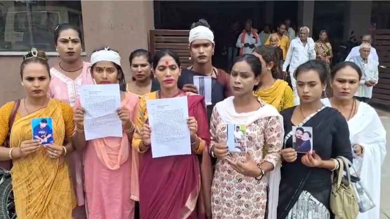 Clash between two groups of transgender individuals who went to seek blessings in azamgarh
