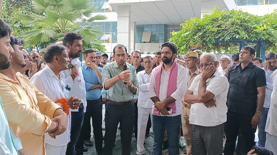 किसानों से वार्ता करते एमडीए वीसी।