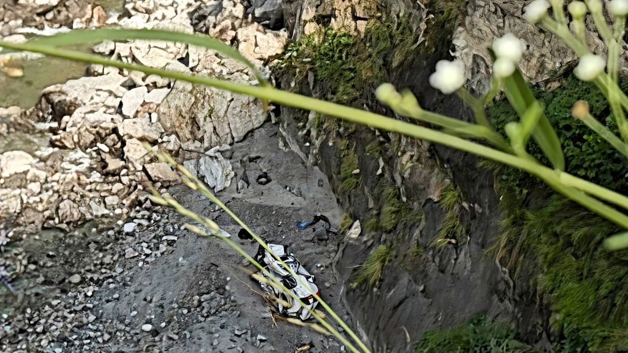 nh5 manglad khad car accident two kinnaur youths killed
