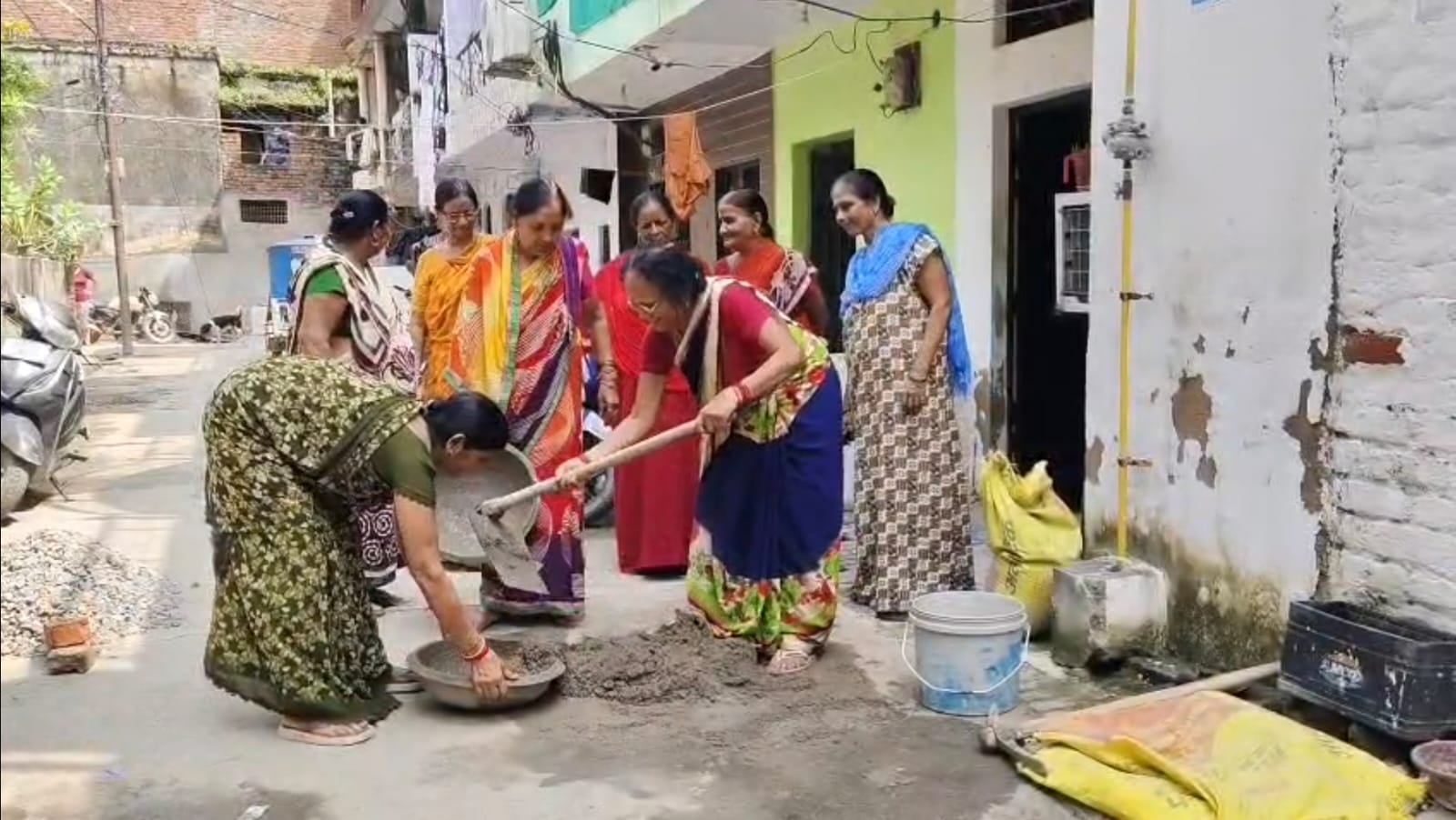 महिलाओं ने खुद किया सड़क निर्माण का काम
