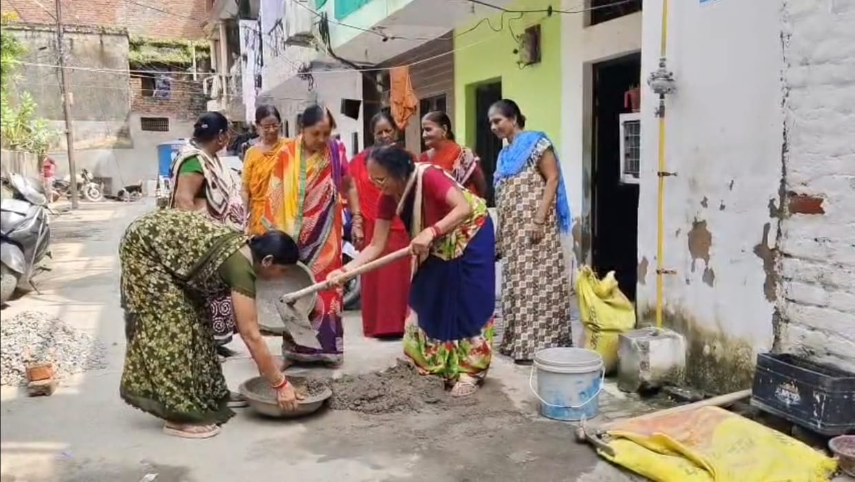 Kanpur Barra-6 Residents Collect Donations and Build Drain After PWD Fails to Act
