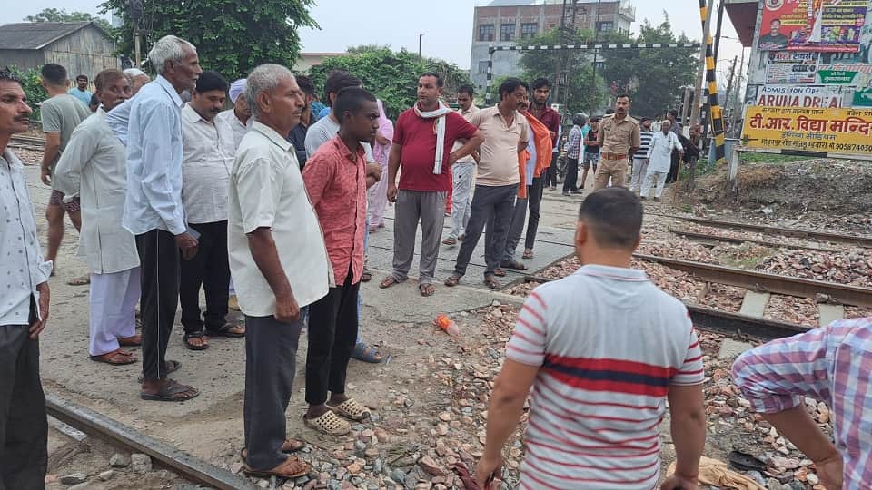 Couple hit by Lucknow Express while crossing railway track under gate in Kasganj