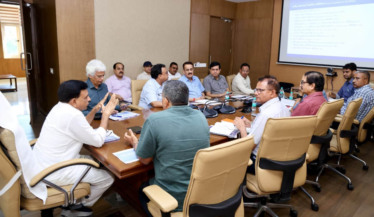 मंत्री जगदीश देवड़ा आबकारी विभाग के अधिकारियों के साथ बैठक करते हुए