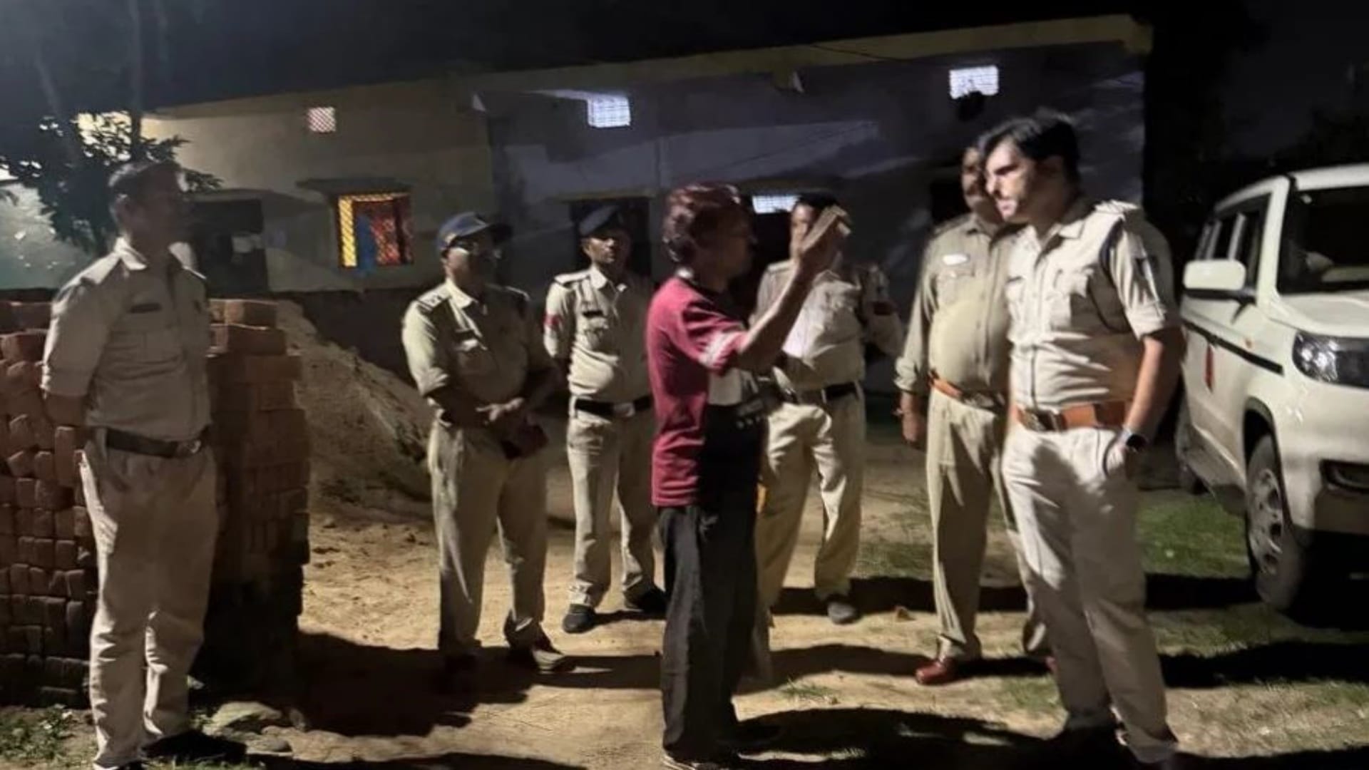 मौके पर जांच करते पुलिस अधिकारी