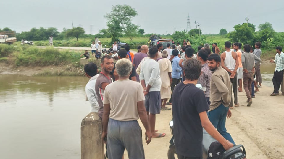 नून नदी के पुल पर लगी ग्रामीणों की भीड़