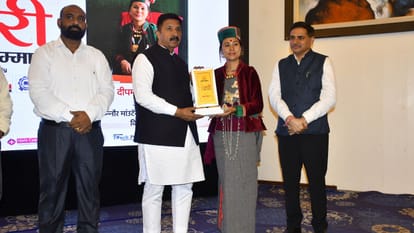 नारी शक्ति सम्मान समारोह में उप मुख्यमंत्री मुकेश अग्निहोत्री महिलाओं को सम्मानित करते हुए।