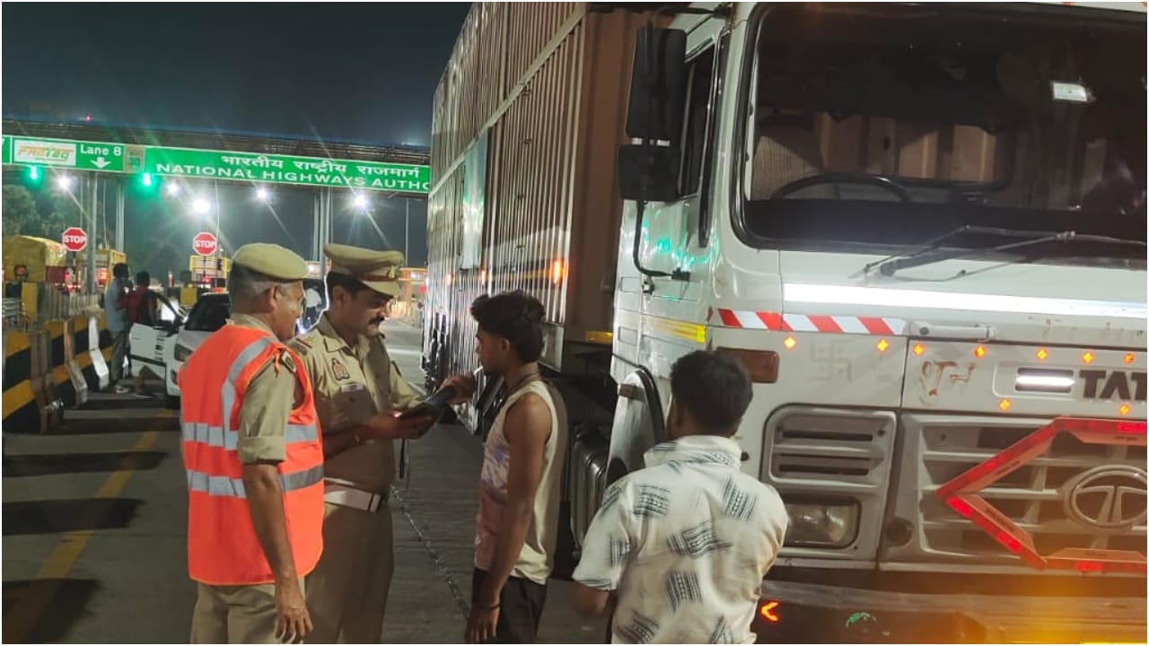जांच करती यातायात पुलिस