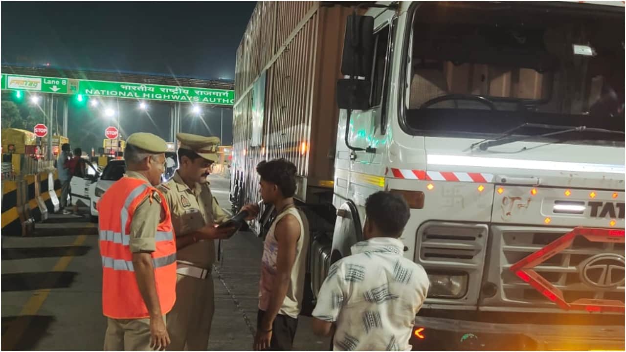 जांच करती यातायात पुलिस