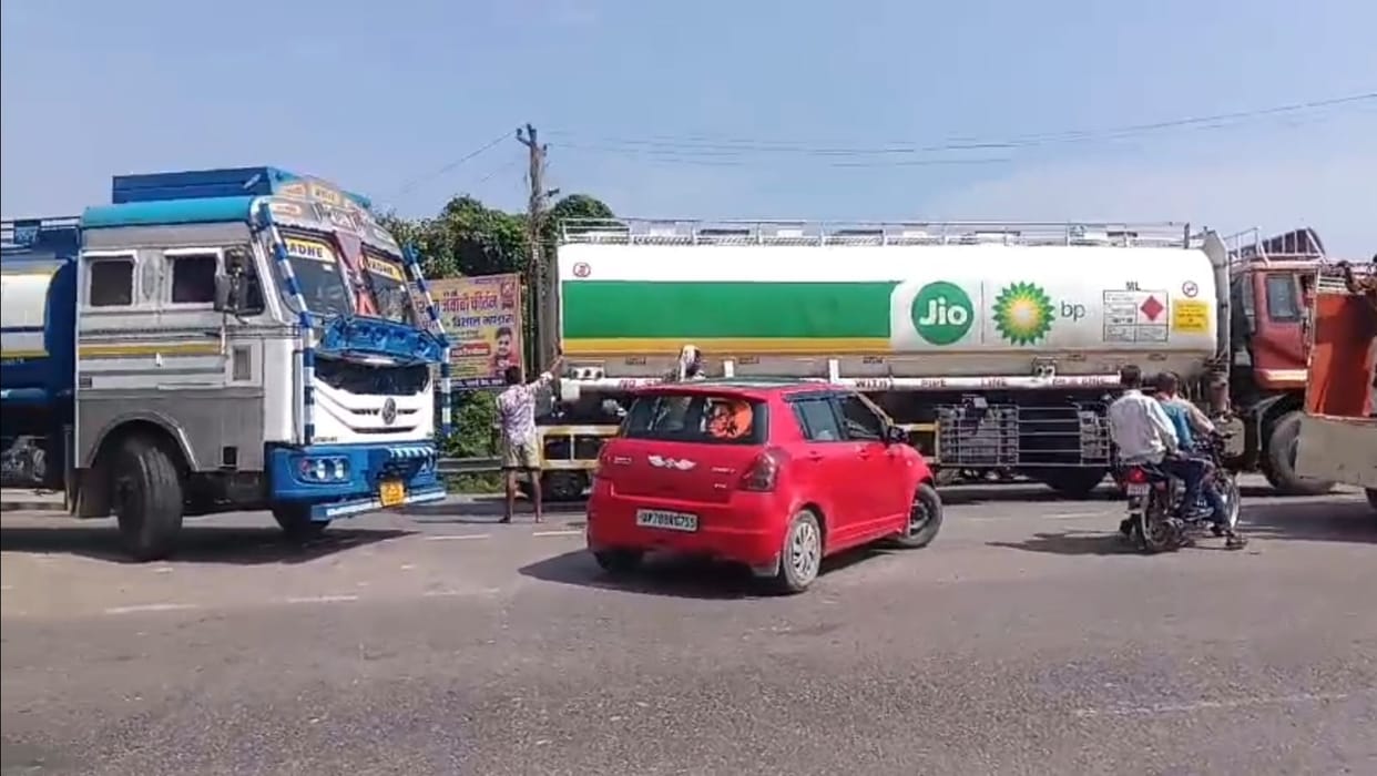 Traffic Chaos Continues on Second Day of Jajmau Bridge Repair Trial, Ambulance Stuck in Jam