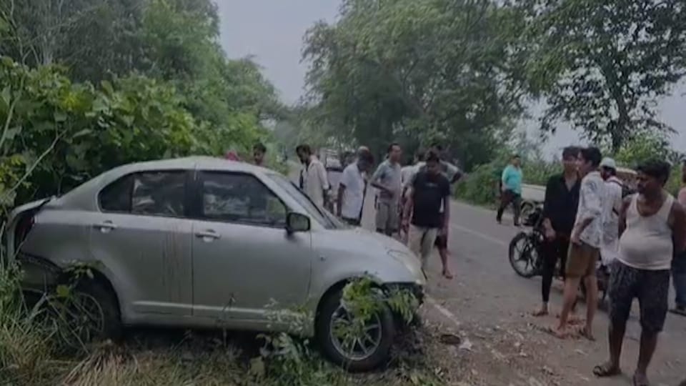 यूपी में बड़ा हादसा: पेड़ से टकराकर पलटी तेज रफ्तार कार, तीन युवकों की मौत, छह घायल