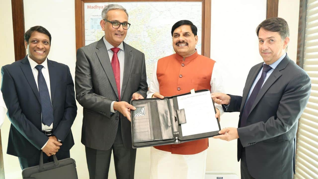 सीएम मोहन यादव कंपनी के पदाधिकारियों के साथ