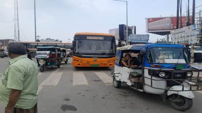 E-rickshaws and autos in the green corridor Aligarh