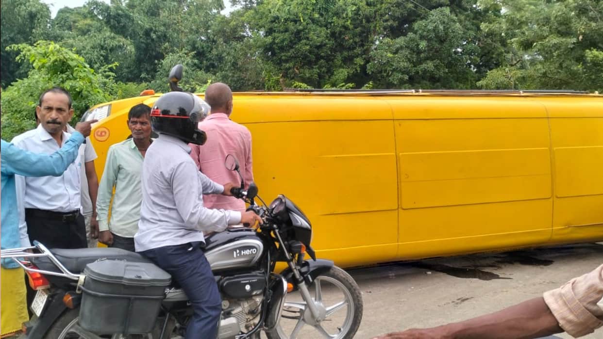 School bus full of children narrowly escapes falling into a canal in Siddharthnagar; 6-7 students injured.