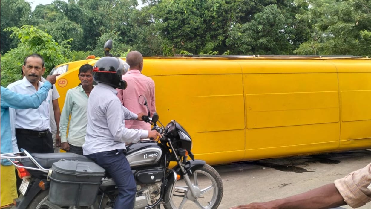 School bus full of children narrowly escapes falling into a canal in Siddharthnagar; 6-7 students injured.