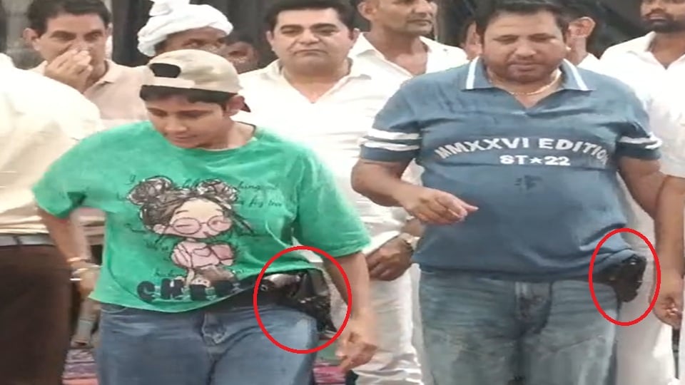 हरियाणवी सिंगर कर्मवीर फौजी और उनकी बेटी शीतल