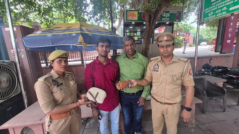 Tourist’s Bag Worth Rs 1.65 Lakh Left at Taj Mahal Recovered and Returned by Agra Police