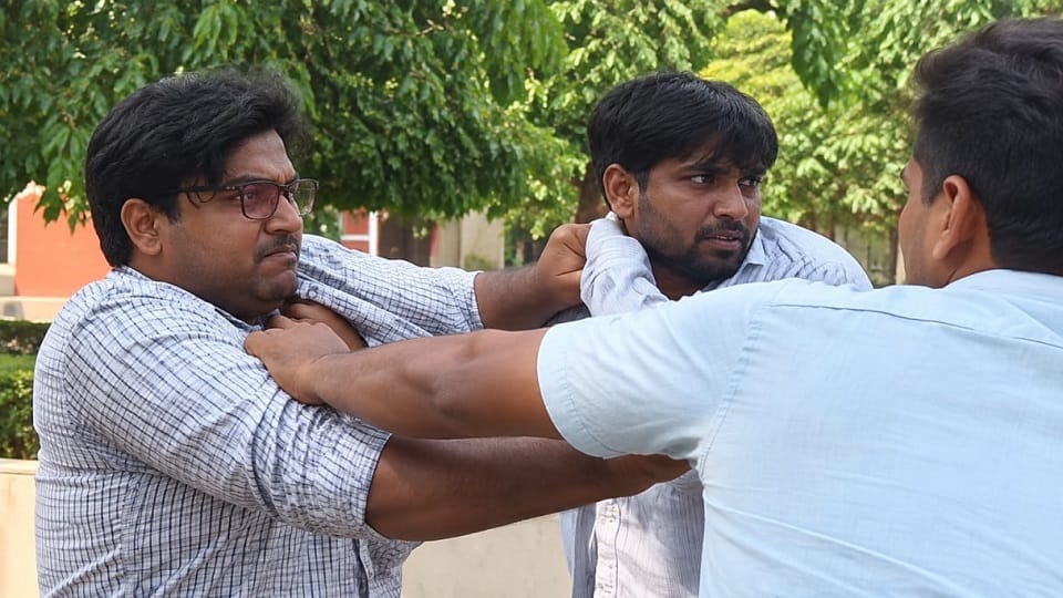 Meerut: Two student groups clashed at Meerut College right in front of the police; kicks, punches