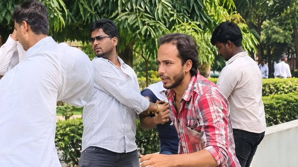 Meerut: Two student groups clashed at Meerut College right in front of the police; kicks, punches