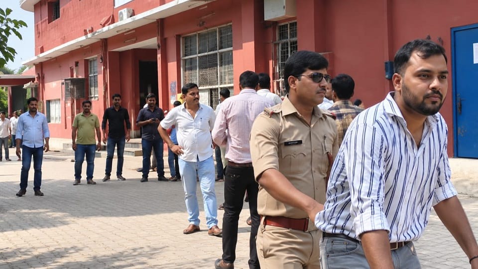 Meerut: Two student groups clashed at Meerut College right in front of the police; kicks, punches