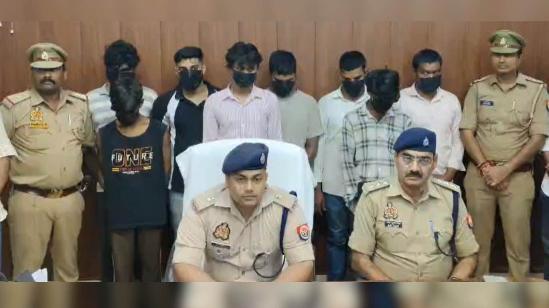 आठ आरोपियों को पुलिस ने किया गिरफ्तार।