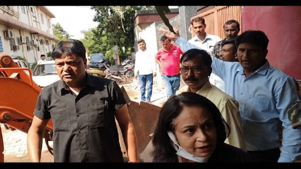 बुलडोजर के सामने अड़े दंपती