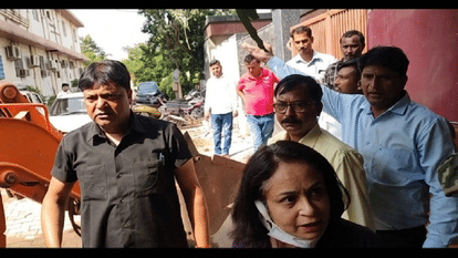 बुलडोजर के सामने अड़े दंपती