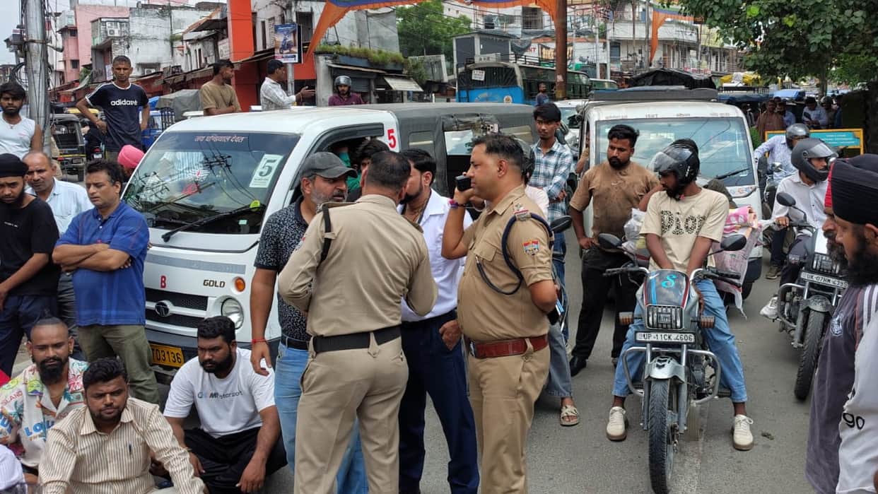 Bajrang Dal Protests Against Policeman Over Harassment AllegationTraffic Blocked Dehradun News