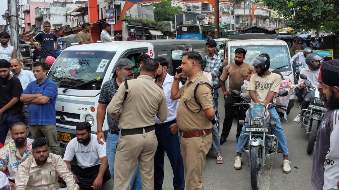 सड़क पर लगाया जाम