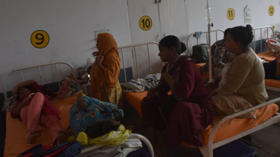 मुरादाबाद के जिला अस्पताल में भर्ती मरीज
