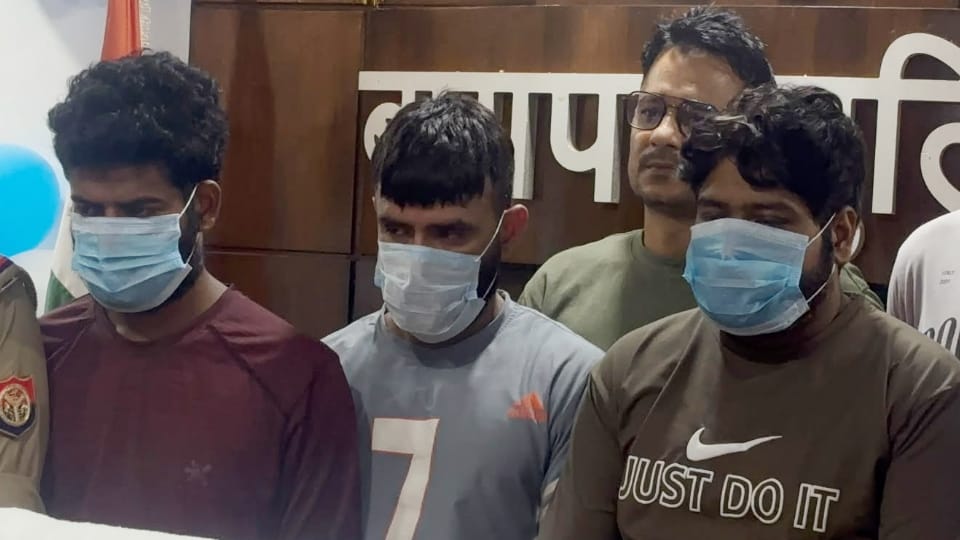 Baghpat: Three accused arrested for embezzling mobile phones worth ₹77 lakh; 42 phones recovered