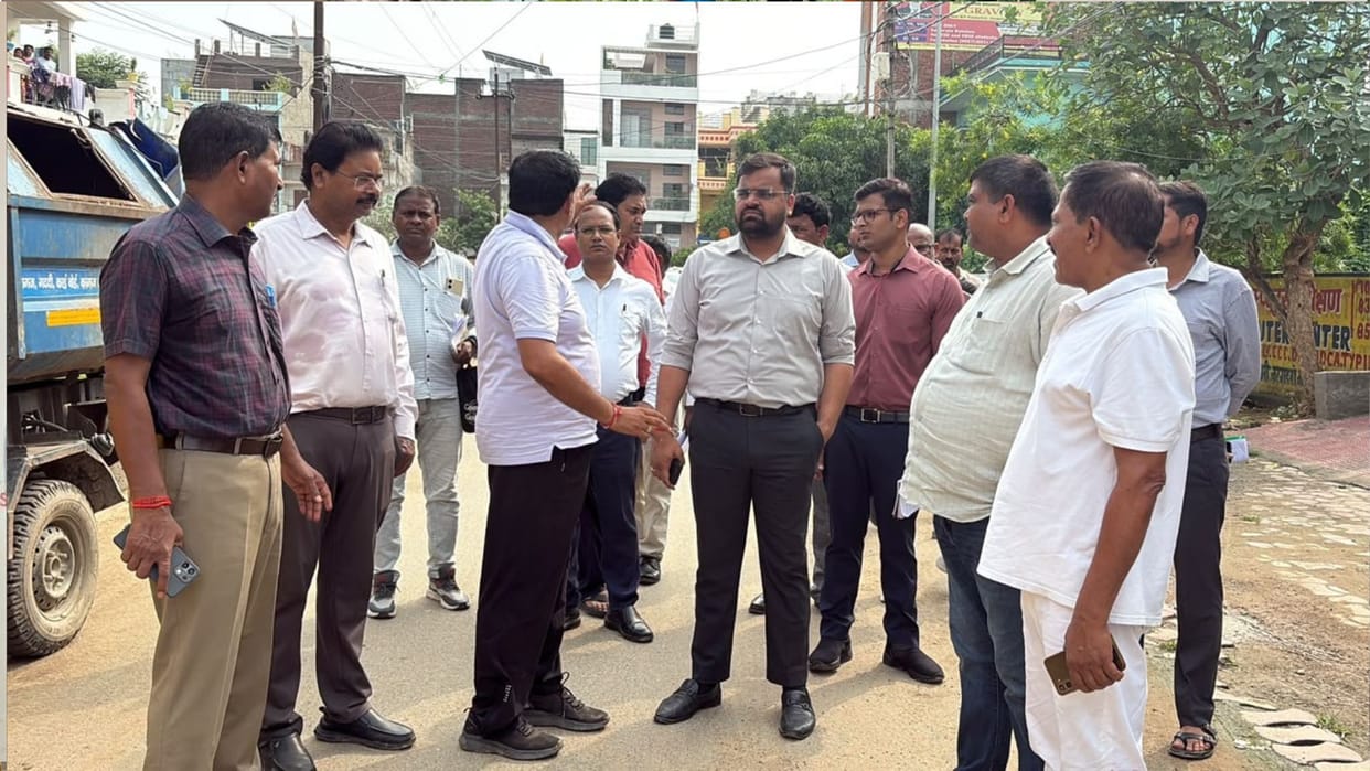 Municipal Commissioner arrives while oil is being siphoned from a dumper; driver flees upon seeing him.