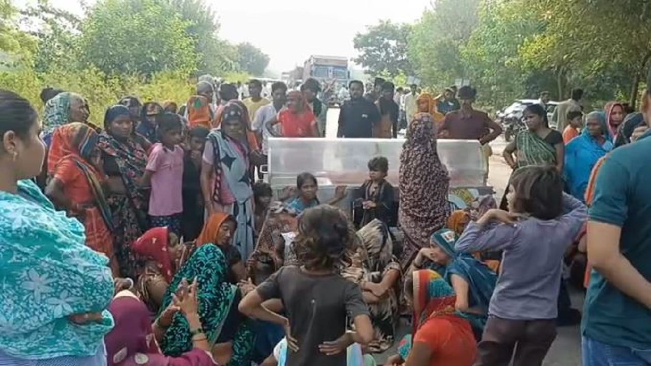 लोगों ने हाईवे पर लगाया जाम