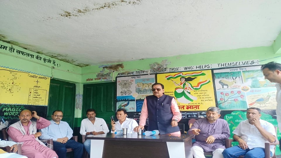 ज्योलीगांव में ग्रामीणों से वार्ता करते और अधिकारियों को निर्देश देते सांसद।
