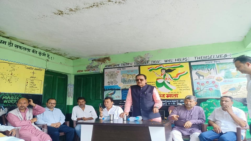 ज्योलीगांव में ग्रामीणों से वार्ता करते और अधिकारियों को निर्देश देते सांसद।