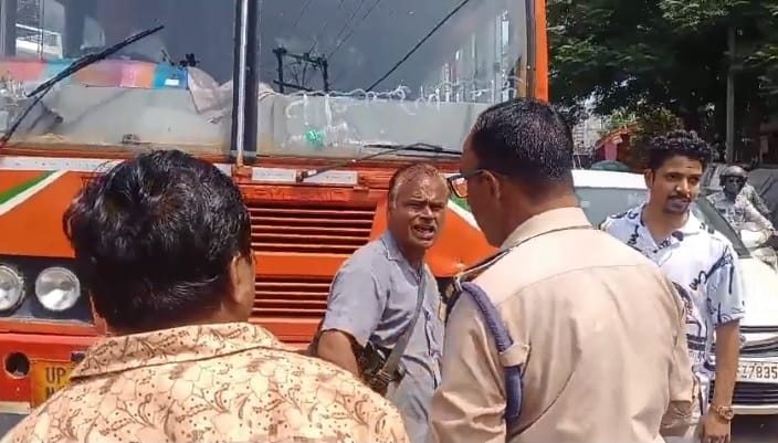 Kanpur Bus conductors drove bus into no entry zone grabbed Home Guard by collar when stopped