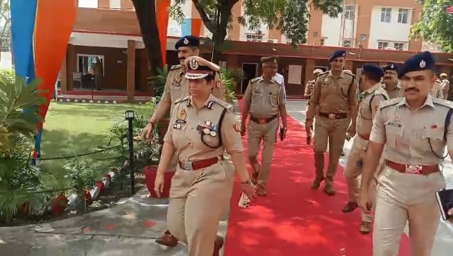 Orai ADG surprise inspection files scrutinized at SP office and police personnel reprimanded for negligence