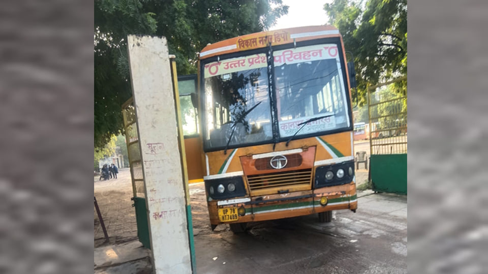 खराब खड़ी बस