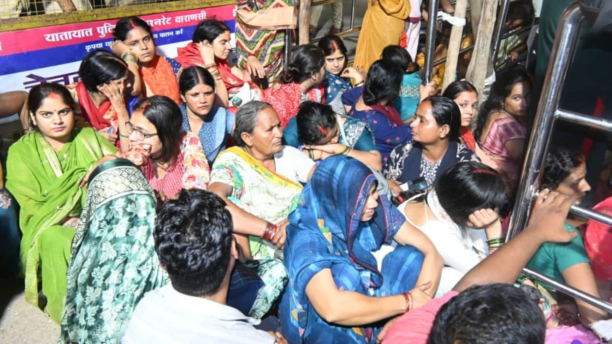 Lolark Shashthi night spent streets of Bhadaini hope of conceiving child people from 10 states