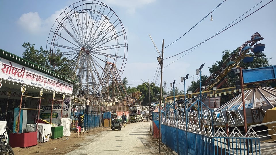 मेला श्री दाऊजी महाराज में तैयार होते झूले